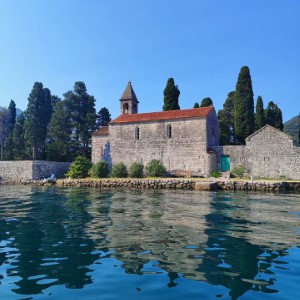 From Albania 🇦🇱 to Montenegro 🇲🇪.On arrive directement aux bouches de Kotor, très touristiques, mais on comprend pourquoi 🤩.#montenegro #landscape #kotor